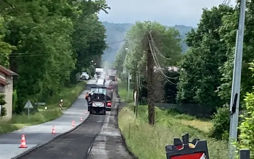 D906, Reprise chauss&eacute;e &agrave; l'entr&eacute;e de Pasli&egrave;res