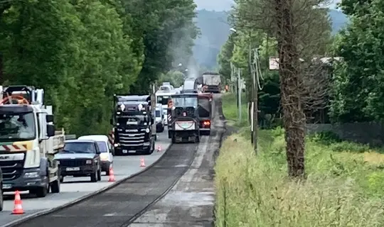 D906, Reprise chauss&eacute;e &agrave; l'entr&eacute;e de Pasli&egrave;res