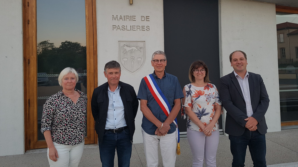 Le nouveau maire, Patrick SAUZEDDE, entour&eacute; de ses adjoints (de gauche &agrave; droite) : Anne-Lise GRISARD, Jos&eacute; MARQUES, Marina DA COSTA et Julien BRUGEROLLES