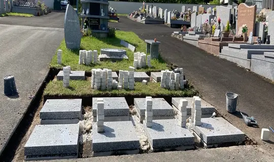 Cavurnes, jardin du souvenir, st&egrave;le et colonne